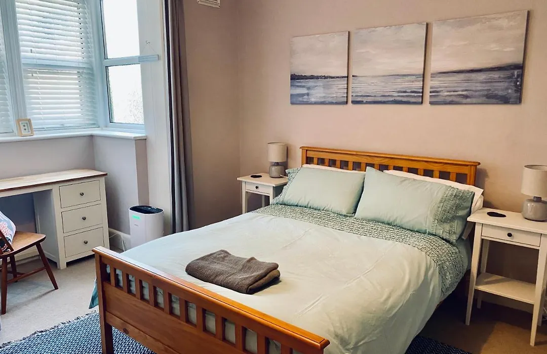 Lovely Westbourne Apartment - 15 Min Walk To Beach-1